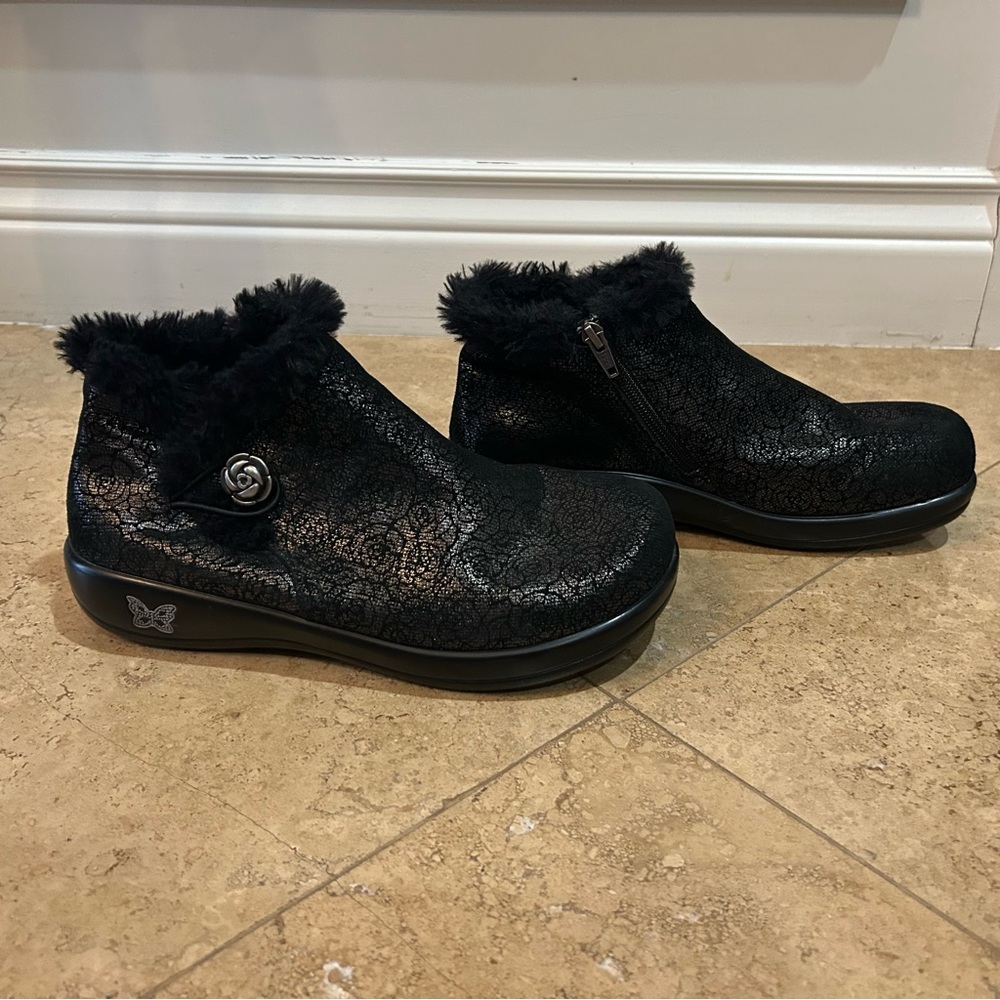 Alegria Womens EUR 39W US 9 Meri Roses Black Floral Faux Fur Lined Booties